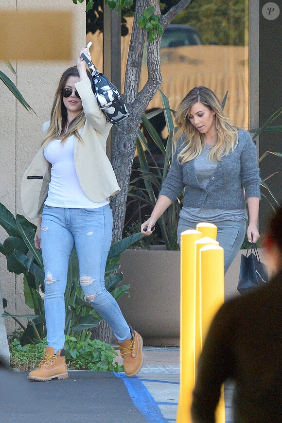 Kim Kardashian et sa soeur Khloé dans les rues de Los Angeles, le 8 octobre 2013.