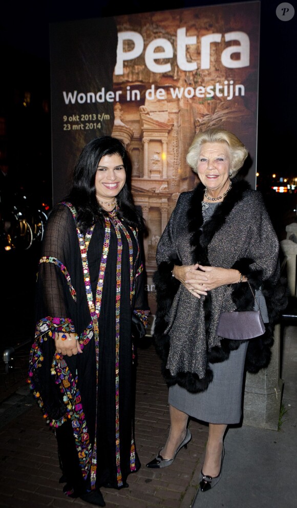 La princesse Beatrix des Pays-Bas était associée à la princesse jordanienne Sumaya bint El Hassan, férue d'archéologie, le 8 octobre 2013 au Rijksmuseum van Oudheden à Leyde pour l'inauguration de l'exposition Petra : Merveille dans le désert.