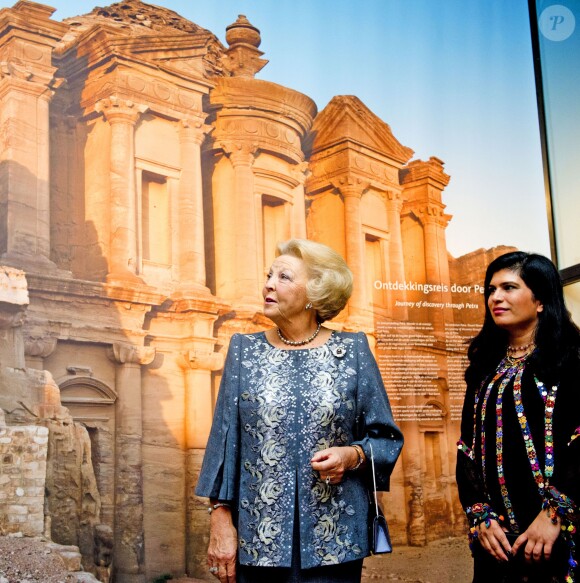La princesse Beatrix des Pays-Bas accueillait la princesse Sumaya bint El Hassan, férue d'archéologie, le 8 octobre 2013 au Rijksmuseum van Oudheden à Leyde pour l'inauguration de l'exposition Petra : Merveille dans le désert.