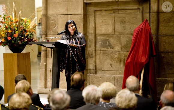 La princesse Sumaya bint El Hassan s'exprimant le 8 octobre 2013 au Rijksmuseum van Oudheden à Leyde pour l'inauguration de l'exposition Petra : Merveille dans le désert.