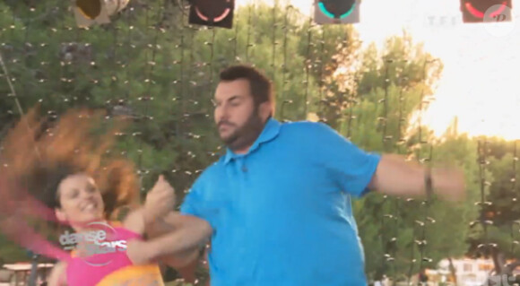 Afin de travailler sur son trac, Laurent Ournac répète sa chorégraphie de "Danse avec les stars 4" devant les acteurs de la série "Camping Paradis" (TF1)