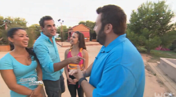Afin de travailler sur son trac, Laurent Ournac répète sa chorégraphie de "Danse avec les stars 4" devant les acteurs de la série "Camping Paradis" (TF1)