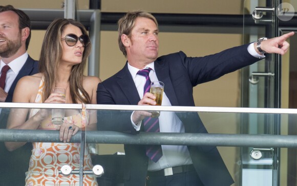 Elizabeth Hurley et son boyfriend Shane Warne assistent la course hippique "Ascot Racecourse". Shane fait des grimaces et l' idiot avec son verre. Le 27 juillet 2013.