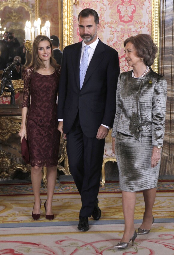 La reine Sofia d'Espagne, le prince Felipe et la princesse Letizia d'Espagne lors de la réception au palais royal pour la fête nationale de l'Espagne à Madrid, le 12 octobre 2013.