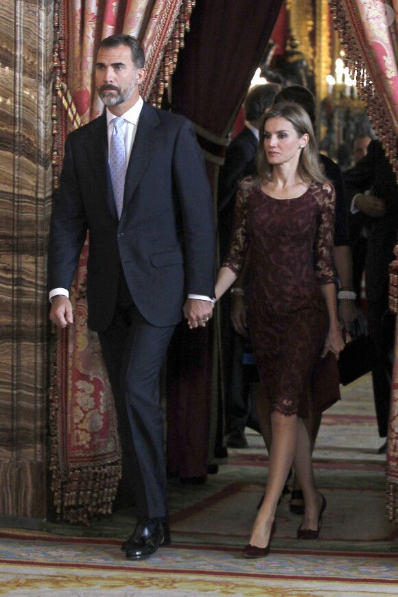 Le prince Felipe et la princesse Letizia d'Espagne lors de la réception au palais royal pour la fête nationale de l'Espagne à Madrid, le 12 octobre 2013.
