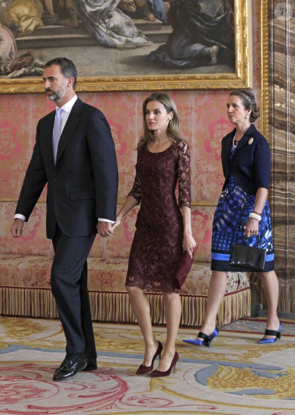 Le prince Felipe, la princesse Letizia d'Espagne et l'infante Elena d'Espagne lors de la réception au palais royal pour la fête nationale de l'Espagne à Madrid, le 12 octobre 2013.