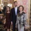 La reine Sofia d'Espagne, le prince Felipe et la princesse Letizia d'Espagne lors de la réception au palais royal pour la fête nationale de l'Espagne à Madrid, le 12 octobre 2013.