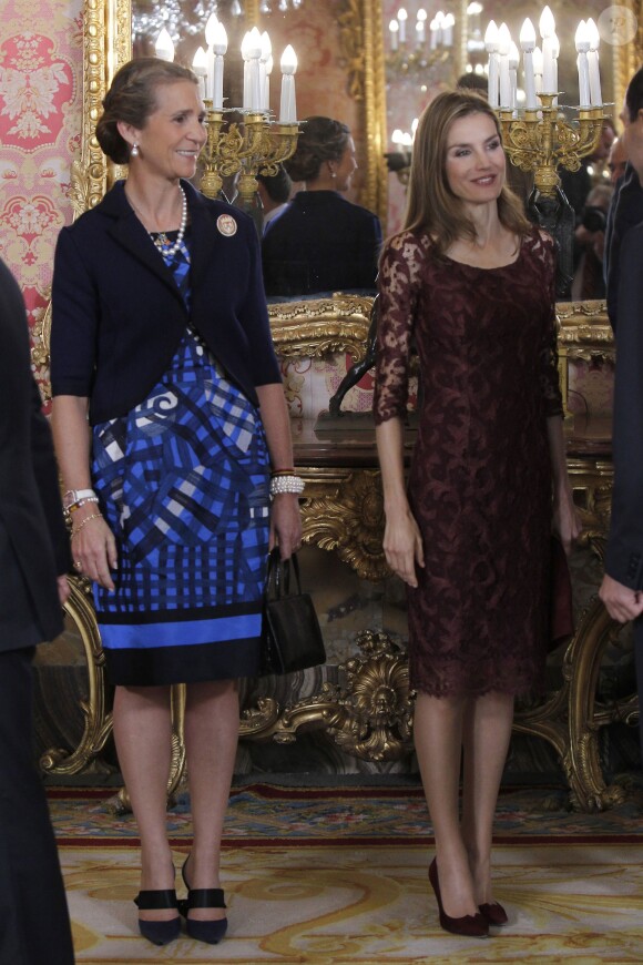 La princesse Letizia d'Espagne et l'infante Elena d'Espagne lors de la réception au palais royal pour la fête nationale de l'Espagne à Madrid, le 12 octobre 2013.