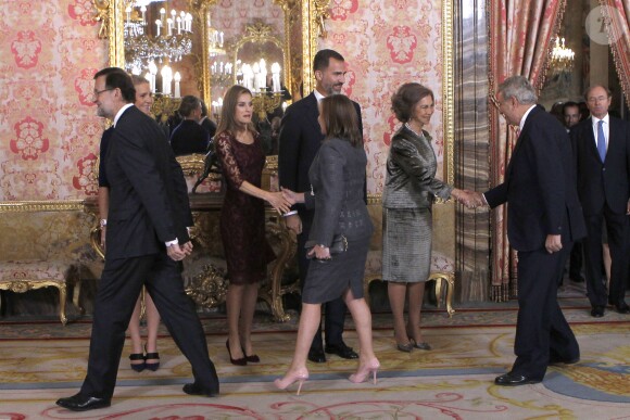 La reine Sofia d'Espagne, le prince Felipe, la princesse Letizia d'Espagne et l'infante Elena d'Espagne lors de la réception au palais royal pour la fête nationale de l'Espagne à Madrid, le 12 octobre 2013.