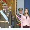 Le prince Felipe et la princesse Letizia d'Espagne lors de la parade militaire pour la fête nationale d'Espagne à Madrid, le 12 octobre 2013.