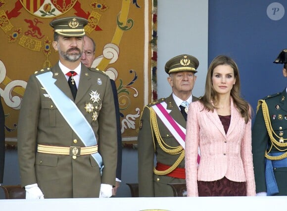 Le prince Felipe et la princesse Letizia d'Espagne lors de la parade militaire pour la fête nationale d'Espagne à Madrid, le 12 octobre 2013.