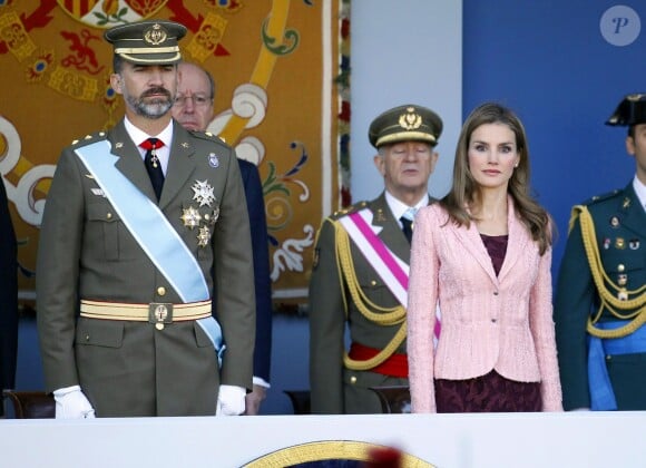 Le Prince Felipe d'Espagne et la princesse Letizia d'Espagne lors de la parade militaire pour la fête nationale d'Espagne à Madrid, le 12 octobre 2013.