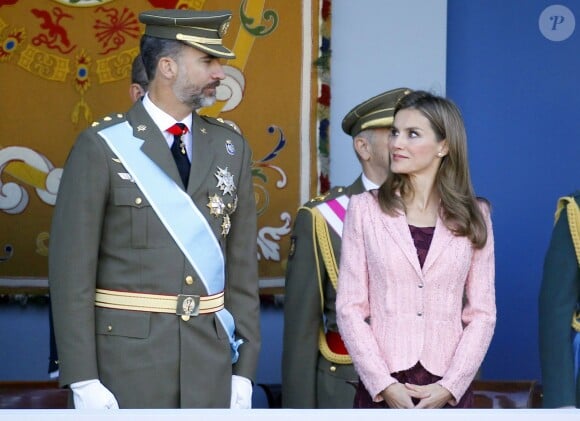 Le Prince Felipe d'Espagne et la princesse Letizia d'Espagne assistent à la parade militaire pour la fête nationale d'Espagne à Madrid, le 12 octobre 2013.