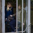 Tomaso Trussardi et Michelle Hunziker à la sortie de l'hôpital à Milan où cette dernière a accouché d'une petite fille, prénomée Sole, le 13 octobre 2013.