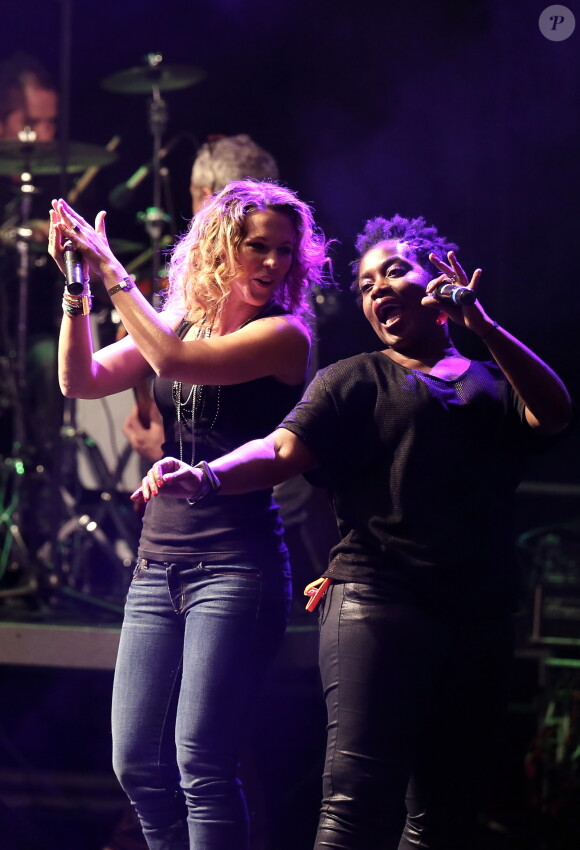 Lorie et Claudia Tagbo à Lyon, le 12 octobre 2013 lors de la 7ème édition de "Foot-Concert" au Palais des sports.