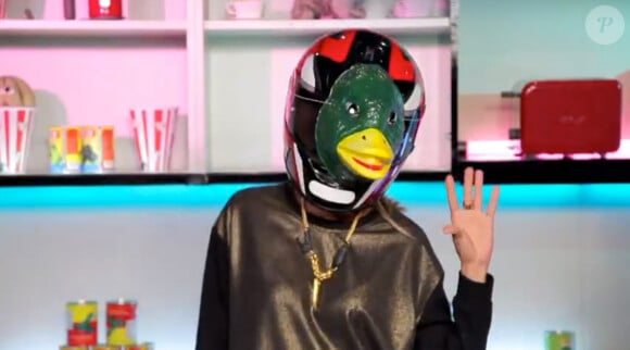 Alexandra Rosenfeld déguisée en canard chante sur le tube des Daft Punk dans Recettes de fou sur M6 dans 100% Mag le 14 octobre 2013