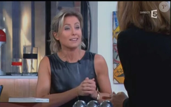 Anne-Sophie Lapix dans "C à vous" le 14 octobre 2013 sur France 5.