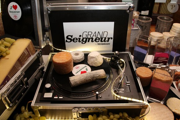 La soirée de lancement du "Cercle officiel des filles à fromages et plus si affinités" au restaurant Les Portes à Paris, le 14 octobre 2013. 