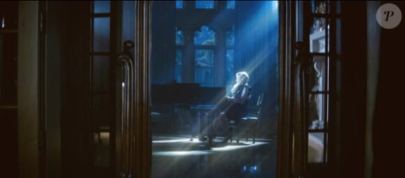 Image issue du dernier clip d'Avril Lavigne, Let Me Go, en duo avec son mari Chad Kroeger