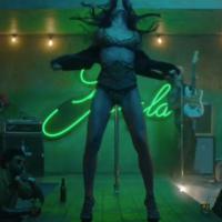 Freida Pinto : Strip-teaseuse brûlante avec Bruno Mars dans le torride 'Gorilla'