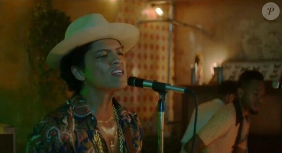 Bruno Mars a dévoilé le clip ultra-sexy de "Gorilla" avec Freida Pinto, le 15 octobre 2013.