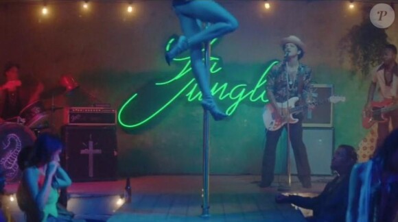 Freida Pinto en strip-teaseuse ultra-hot dans le nouveau clip de Bruno Mars, "Gorilla", dévoilé le 15 octobre 2013.