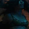 Freida Pinto en strip-teaseuse ultra-hot dans le nouveau clip de Bruno Mars, "Gorilla", dévoilé le 15 octobre 2013.
