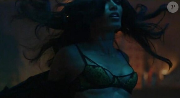 Freida Pinto en strip-teaseuse ultra-hot dans le nouveau clip de Bruno Mars, "Gorilla", dévoilé le 15 octobre 2013.