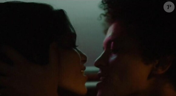 Freida Pinto en strip-teaseuse ultra-hot dans le nouveau clip de Bruno Mars, "Gorilla", dévoilé le 15 octobre 2013.