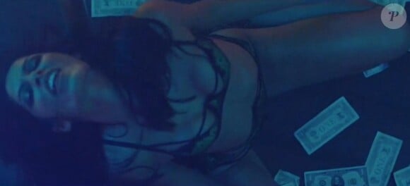 Freida Pinto en strip-teaseuse ultra-hot dans le nouveau clip de Bruno Mars, "Gorilla", dévoilé le 15 octobre 2013.