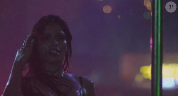 Freida Pinto en strip-teaseuse ultra-hot dans le nouveau clip de Bruno Mars, "Gorilla", dévoilé le 15 octobre 2013.