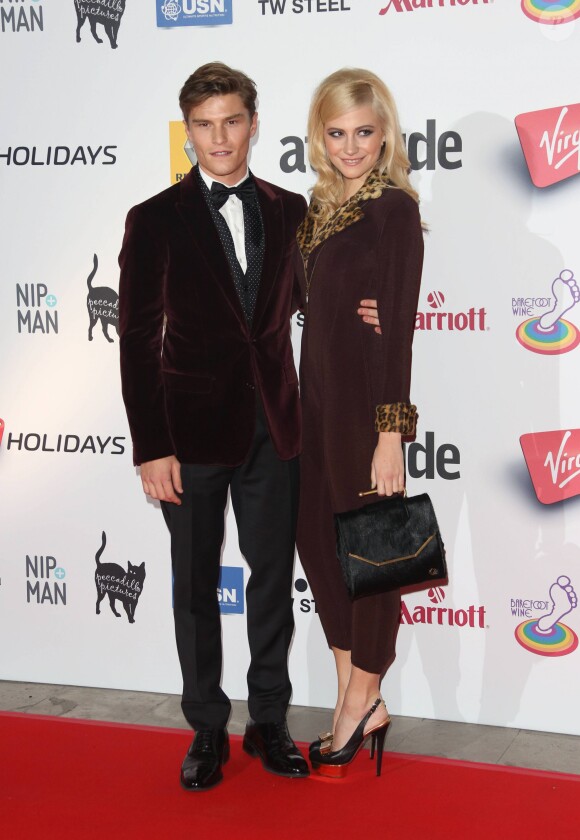 Oliver Cheshire et Pixie Lott à la soirée "Attitude Magazine Awards" à Londres, le 15 octobre 2013.