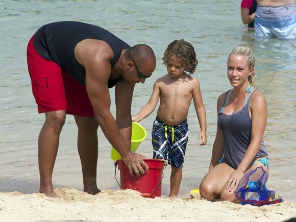 Exclu - Kendra Wilkinson passe ses vacances en famille avec son compagnon Hank Baskett et leur fils Hank à Hawaii, juillet 2013