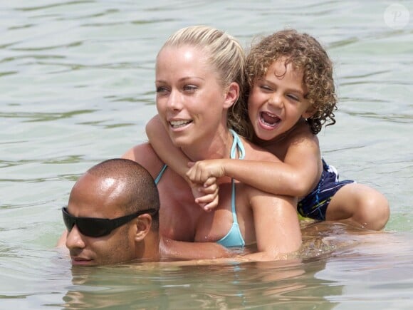 Exclu - Kendra Wilkinson, vacances en famille avec son compagnon Hank Baskett et leur fils Hank à Hawaii, juillet 2013
