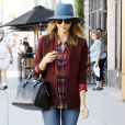 Jessica Alba va déjeuner au restaurant "Le Pain Quotidien" é Beverly Hills, le 17 octobre 2013.