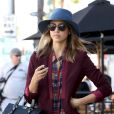 La très stylée Jessica Alba est allée bruncher au Pain Quotidien à Beverly Hills le 17 octobre 2013