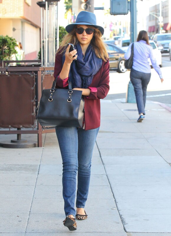 Look impeccable pour Jessica Alba qui va déjeuner au restaurant "Le Pain Quotidien" - Beverly Hills, le 17 octobre 2013.