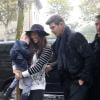 Robin Thicke, sa femme Paula Patton et leur fils Julian Fuego se promènent dans les rues de Paris. Le 16 octobre 2013.