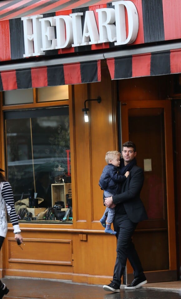 Robin Thicke et son fils Julian Fuego dans les rues de Paris, le 16 octobre 2013.
