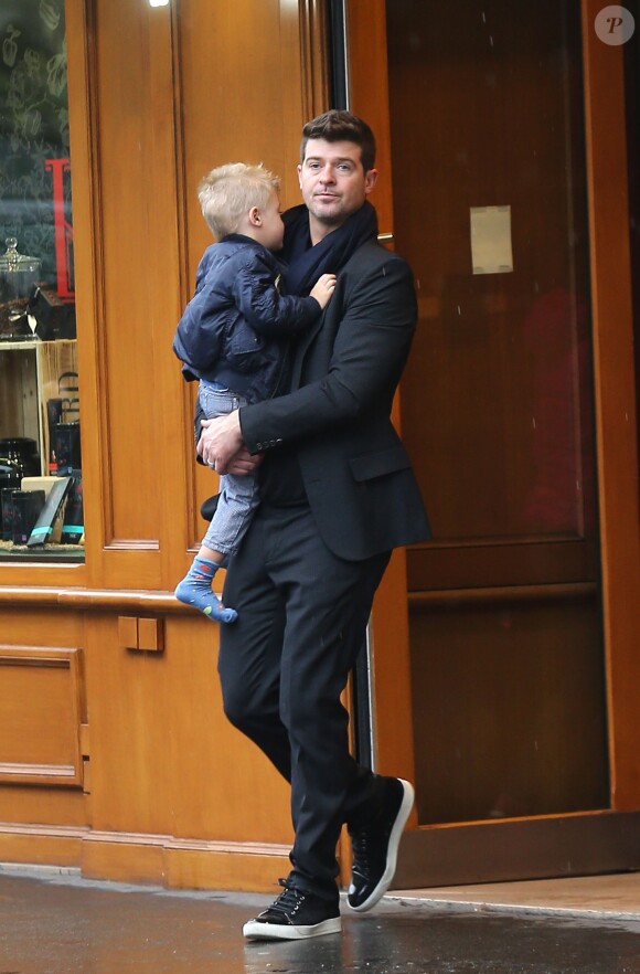 Robin Thicke se promène avec son fils Julian Fuego dans les rues de Paris, le 16 octobre 2013.