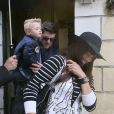 Robin Thicke, sa femme Paula Patton et leur fils Julian Fuego se promènent dans les rues de Paris. Le 16 octobre 2013.