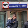 Robin Thicke, sa femme Paula Patton et leur fils Julian Fuego se promènent dans les rues de Paris. Le 16 octobre 2013.