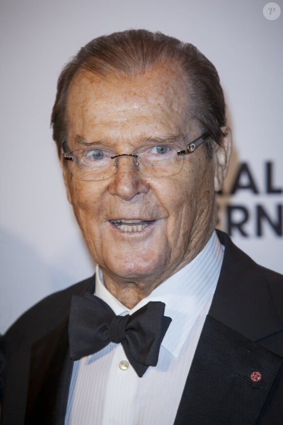 Roger Moore  lors de la soirée de gala de la fondation Albert II de Monaco organisée à Berne en Suisse le 17 octobre 2013