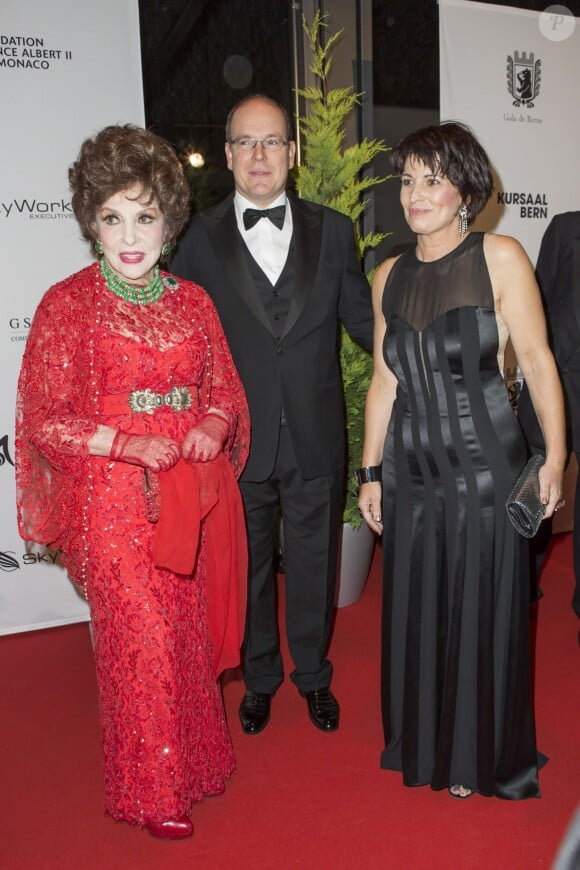Gina Lollobrigida, Doris Leuthard, le prince Albert II de Monaco  lors de la soirée de gala de la fondation Albert II de Monaco organisée à Berne en Suisse le 17 octobre 2013