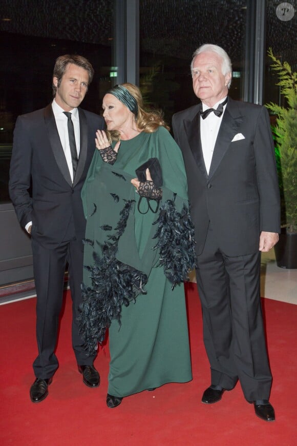 Le prince Emmanuel Philibert de Savoie, Ursula Andress, Joannes Niederhauser lors de la soirée de gala de la fondation Albert II de Monaco organisée à Berne en Suisse le 17 octobre 2013