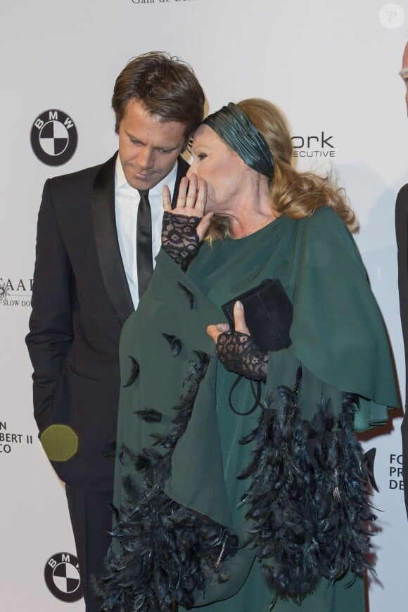 Le prince Emmanuel Philibert de Savoie, Ursula Andress lors de la soirée de gala de la fondation Albert II de Monaco organisée à Berne en Suisse le 17 octobre 2013