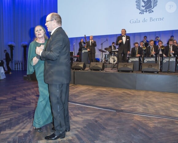 Le prince Albert II de Monaco et Ursula Andress  lors de la soirée de gala de la fondation Albert II de Monaco organisée à Berne en Suisse le 17 octobre 2013