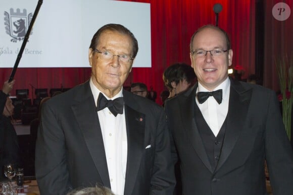 Roger Moore et le prince Albert II de Monaco lors de la soirée de gala de la fondation Albert II de Monaco organisée à Berne en Suisse le 17 octobre 2013