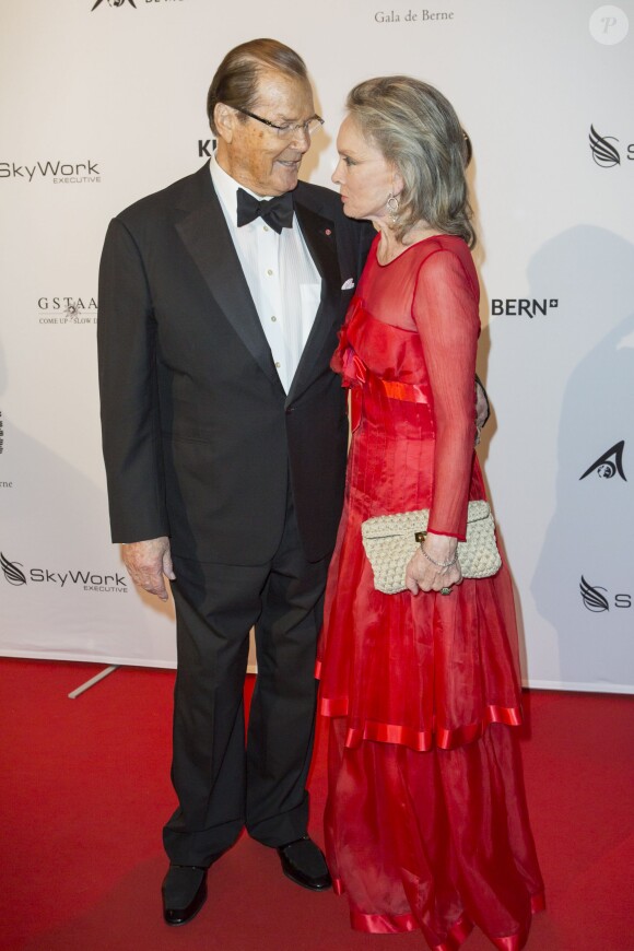 Roger Moore et sa femme Kristina Tholstrup lors de la soirée de gala de la fondation Albert II de Monaco organisée à Berne en Suisse le 17 octobre 2013