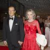 Roger Moore et son épouse Kristina Tholstrup lors de la soirée de gala de la fondation Albert II de Monaco organisée à Berne en Suisse le 17 octobre 2013